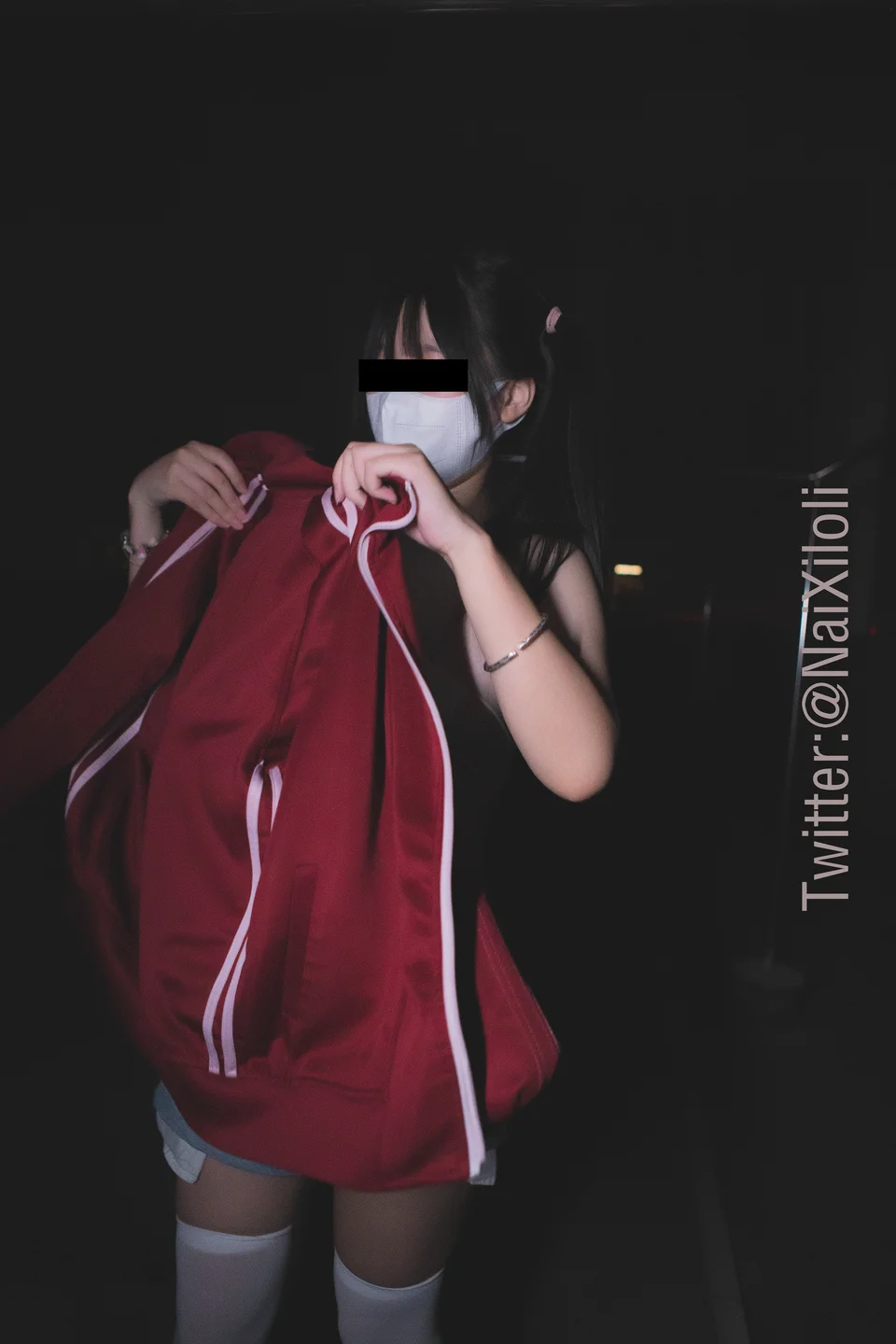 狍崽饭_No_002_酒红色外套深夜露出_110P,4V_523MB tg@simisebaisi 【丝足阁】001.webp